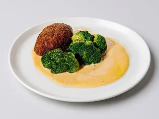 Котлета з соусом чедер та броколі (140/100г.)