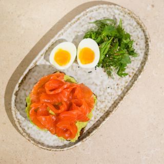 Авокадо тост з червоною рибою (220г)