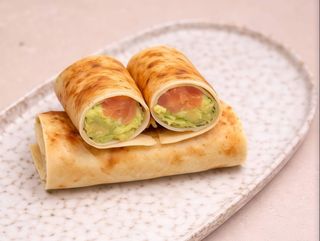 Млинці з лососем та авокадо