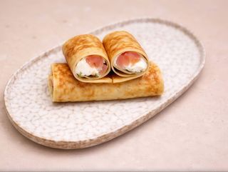 Млинці з лососем та ікрою з оселедця