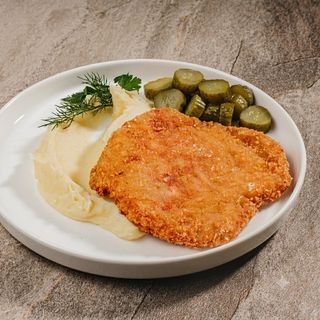 Курячий шніцель з картопляним пюре