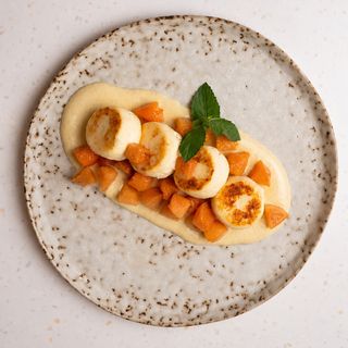 Сирники з заварним кремом та сезонними фруктами (280г)