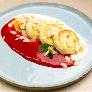 Сирники зі сметаною та полуничним соусом (170г)