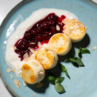 Сирники з вишнею амарено та грецьким йогуртом (280г)