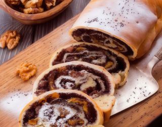 Штрудель з маком, горіхами та родзинками (220г)