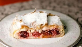 Штрудель з творогом та вишнями (220г)