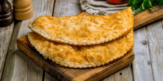 Чебурек з сиром сулугуні, томатами та запашною зеленню (160г)