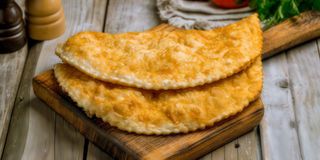 Чебурек з курочкою, грибами та сиром сулугуні (160г)