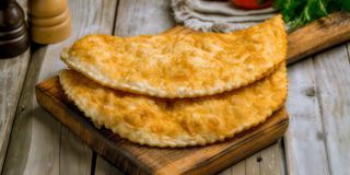 Чебурек з курочкою, томатами та сиром сулугуні (160г)