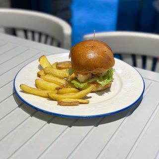 Бургер з креветками і картопляними діпами