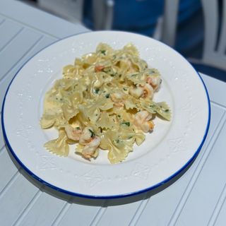 Фарфале з креветками у вершковому соусі з сиром