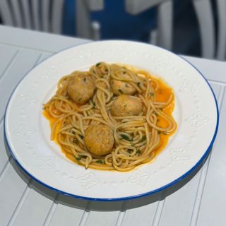 Спагеті у томатному соусі з рибними тефтельками 