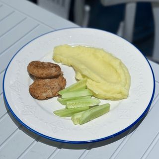 Котлети з лосося та судака з картопляним пюре