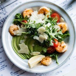 Рукола з тихоокеанськими креветками, томатами чері та пармезаном