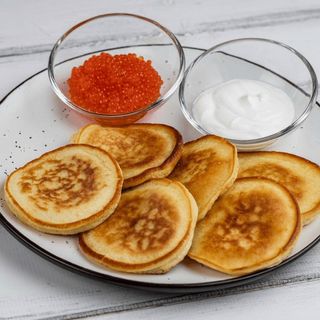 Червона ікра форелі з оладками та сметаною