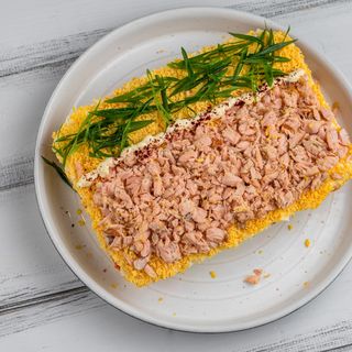 Салат Мімоза з запеченим лососем (200г)