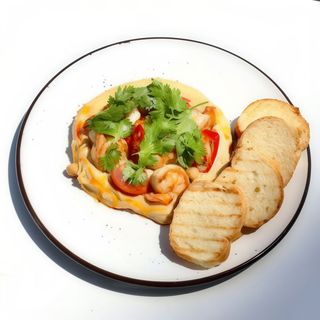 Домашній хумус зі смаженими креветками та помідорами чері