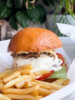 Бургер з червоним окунем, щупальцями кальмарів та соусом Цезар