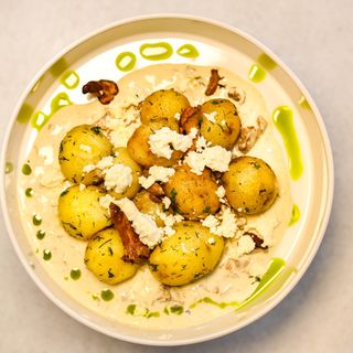 Молода картопля з лисичками (350г)