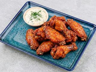 Курячі крильця з часниковим соусом (225г)