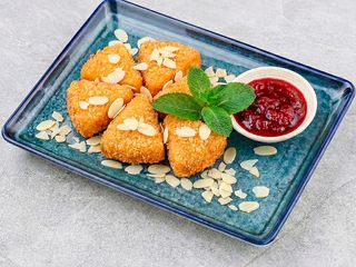 Камамбер фрі з журавлинним соусом