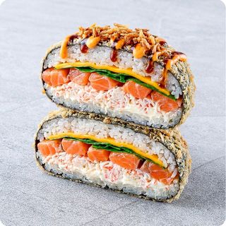 Суші-бургер з лососем та крабом