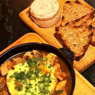 Пательня з картопляним пюре та гуляшем, 410