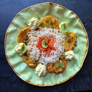 Кабачкові оладки з лососем