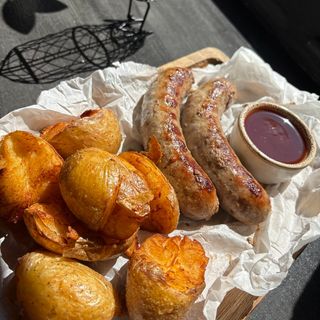 Домашні ковбаски гриль з битою картоплею