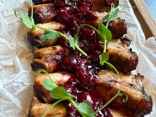 Реберця під вишнево-винним соусом, 400 г