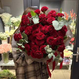 15 троянд з додаванням евкаліпту