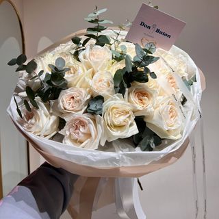 25 півоноподібних троянд з евкаліптом