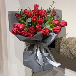 25 півоноподібних тюльпанів з евкаліптом