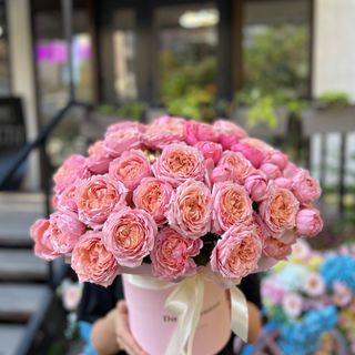 Коробочка з півоноподібних троянд