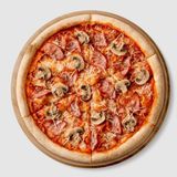 Піца з копченою куркою та грибами