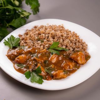 Гречка з гуляшем зі свинини