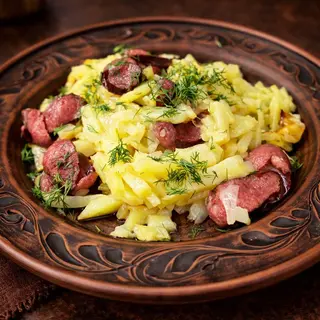 Смажена картопля з мисливськими ковбасками