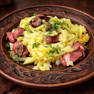 Смажена картопля з мисливськими ковбасками