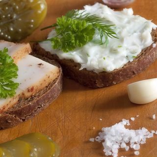 Сало кручене з часником та чорним хлібом