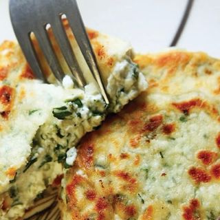 Сирники з солоним сиром, шпинатом та кропом