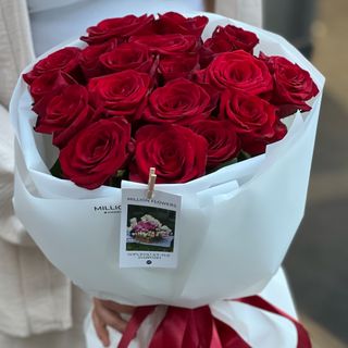 19 червоних троянд Ред Наомі 