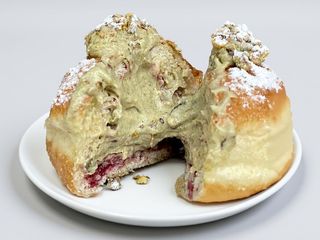 Пампух фісташка-вишня (1шт)