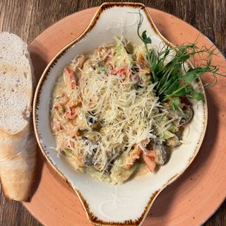 Мідії у вершках з овочами (220гр)