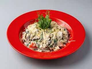 Паста з Телятиною, Шпинатом, Грибами та Трюфельно-Вершковим Соусом (300г)