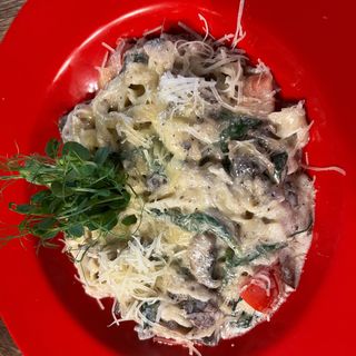 Паста з Телятиною, Шпинатом, Грибами та Трюфельно-Вершковим Соусом (300г)