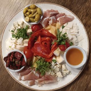 Італійська тарілка на компанію (400гр)