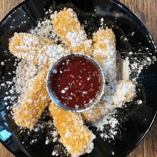 Моцарелла фрі з ягідним соусом (200гр)