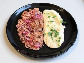 Запечена рвана свинина з цибулею, соусом BBQ та картопляним пюре