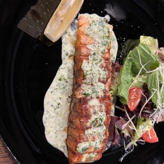 Обсмажене філе лосося на вершковому соусі з пармезаном