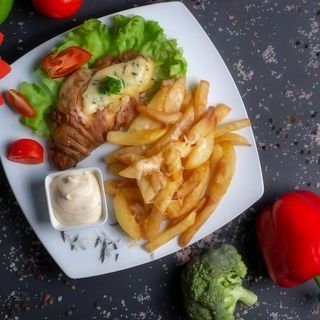 Соковита Кур'яча Грудинка  з Св.Помід.та Сир Моцар. +Кар.Фрі --- порція 